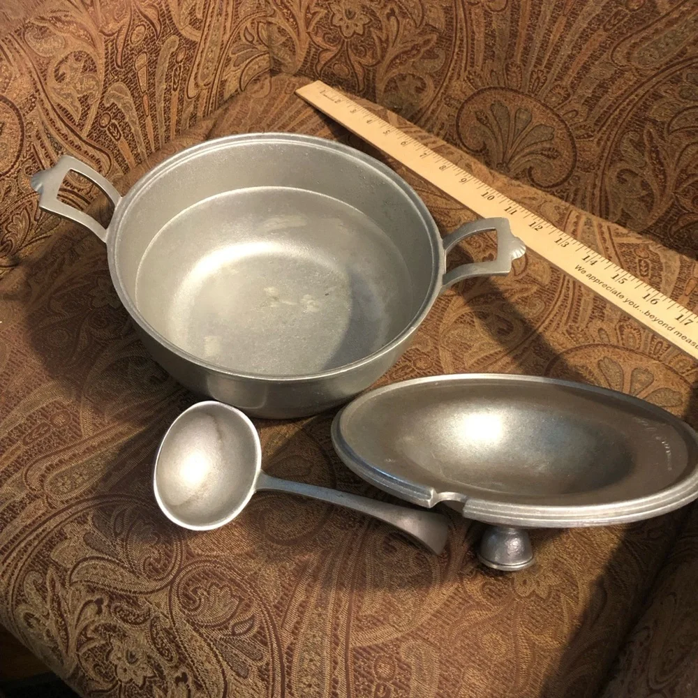 Wilton vintage Covered pewter Casserole with Handles 2.5 quart